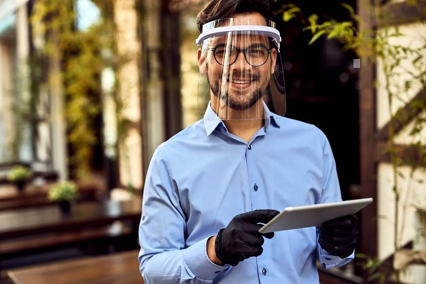 Sala de guerra traduciendo insights de apoyo a familias emprendedoras en la organización de finanzas personales y empresariales en acciones