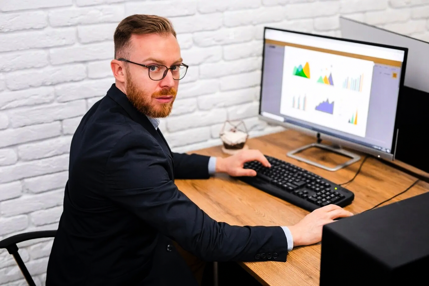 Equipo directivo revisando KPIs de servicios de salud y nutrición (sin promesas médicas)